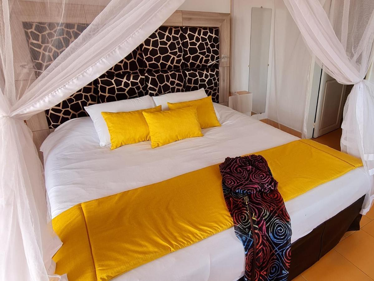 Le Souimanga Bleu Saly Bed & Breakfast Exterior foto