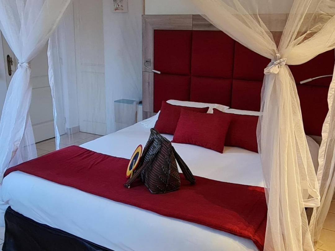 Le Souimanga Bleu Saly Bed & Breakfast Exterior foto